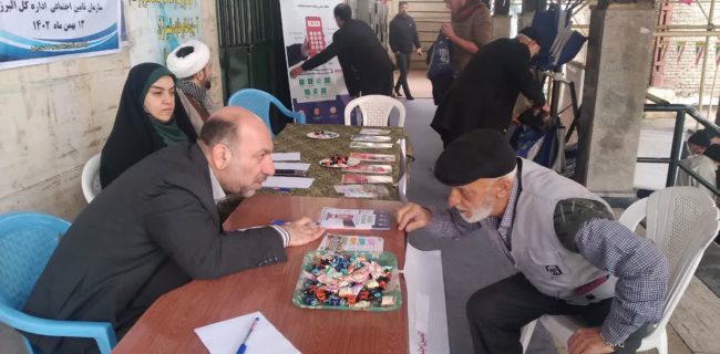 استقرار میز خدمت و پاسخگویی کارشناسان بیمه ای و درمانی تامین اجتماعی استان البرز در محل نماز جمعه کمالشهر