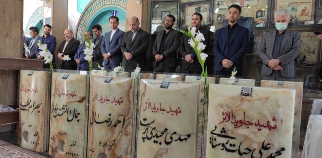 گلباران مزار شهدا توسط مدیران و کارکنان بخش های بیمه ای و درمانی تامین اجتماعی استان البرز