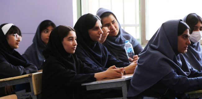 آب، رنگ، زندگی؛نوجوانان البرز در کنار پویش “نجات قطره‌ها” دیوار کلاس را رنگ زدند